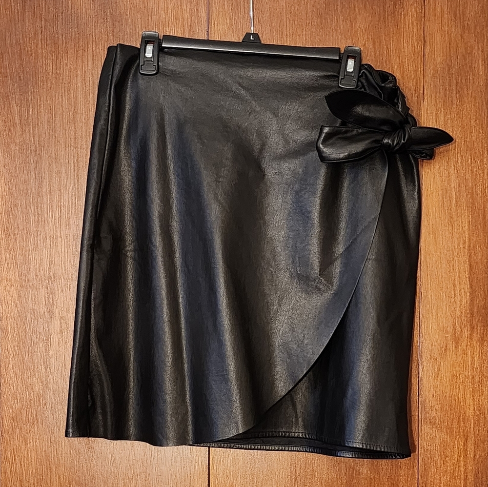 Ann Taylor side bow tie leather skirt